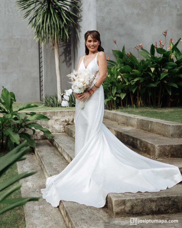 Elegant Wedding Dress with a Long Train - Josip Tumapa Elegant Wedding Dress with a Long Train - Josip Tumapa