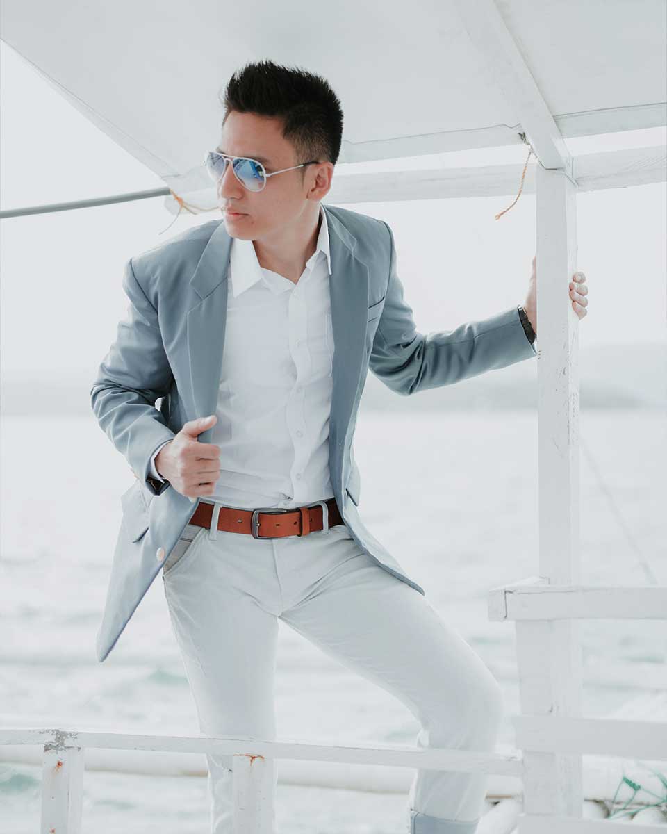 Light blue bespoke men’s blazer with tailored fit, clean shoulder line and relaxed structure, designed for warm climate wear