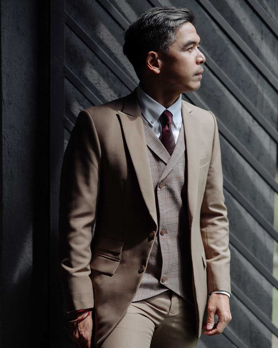 Men’s bespoke three-piece suit with blazer, waistcoat and trousers, tailored fit, precise proportions, and structured silhouette