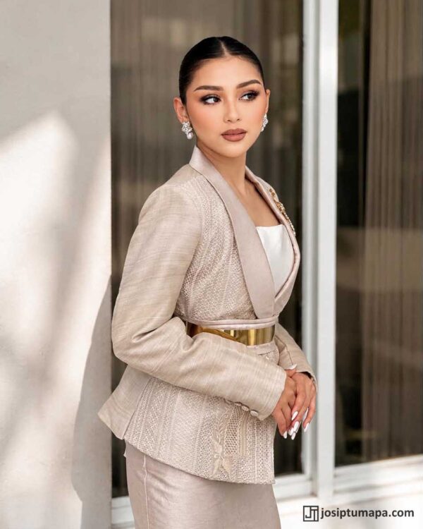 Side view of a women’s Barong Tagalog with a fitted waist and metallic belt